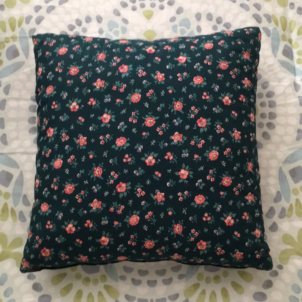 💙Country Patchwork Tulip Pillow - Picture 2 of 5